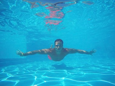 Adam suyun altında yüzüyor.