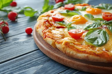 Margarita pizza fesleğen yaprakları ile