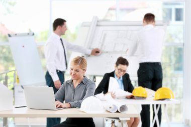 Grup yaratıcı mühendis ofiste yeni proje planlama