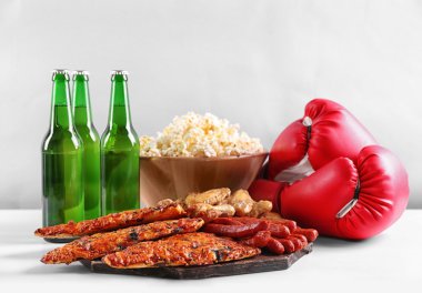 Boks eldivenleri, aperatifler ve hafif arka plan karşı masada bira şişesi