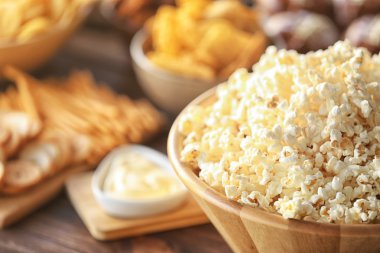 Lezzetli aperatifler ve şişe bira mutfak masasında Tv arka plan bulanık karşı ile
