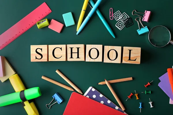 Färgglada brevpapper och ordet skola — Stockfoto