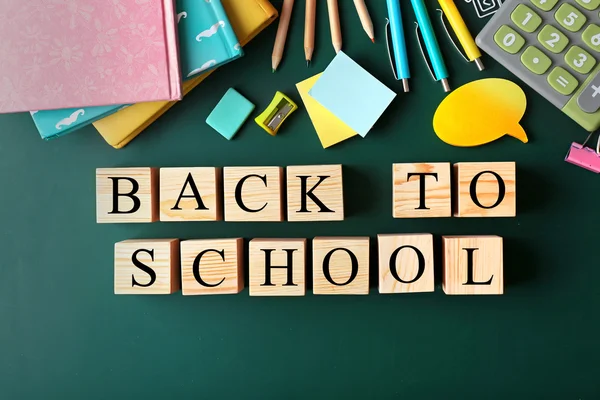 Papelería colorida y palabras REGRESAR A ESCUELA —  Fotos de Stock