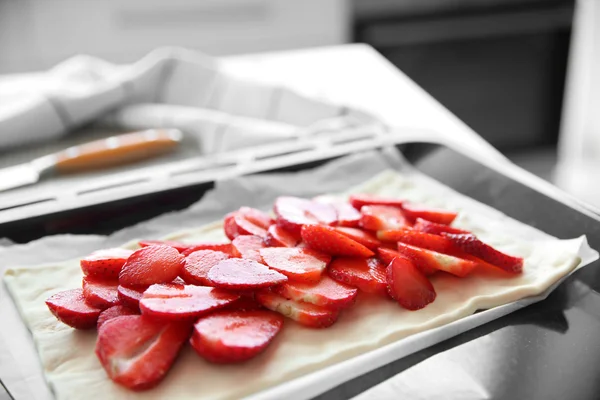 在厨房的烤箱托盘上的草莓甜点 — 图库照片