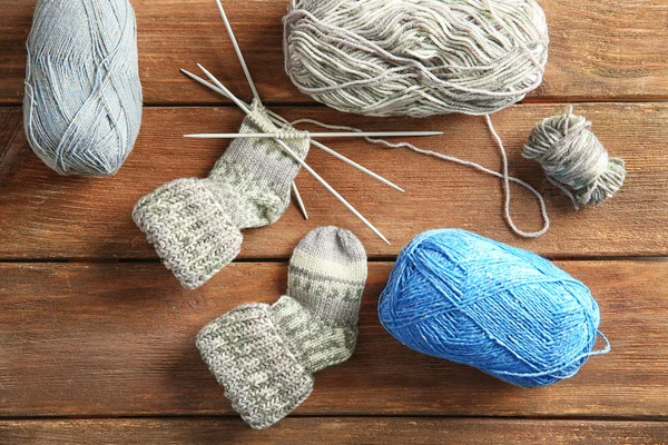 Laine à tricoter et aiguilles à tricoter — Photo