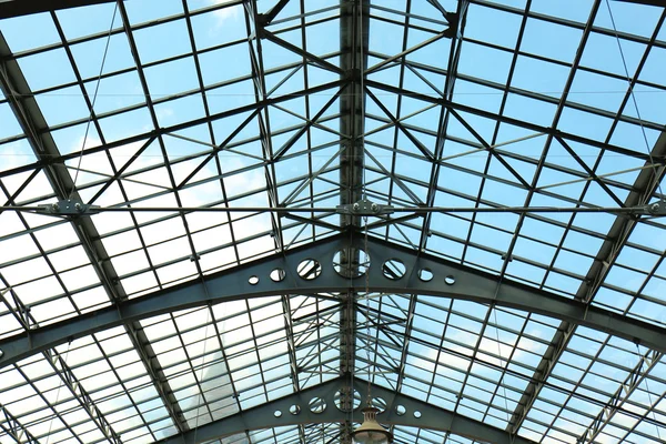 Grande telhado no shopping — Fotografia de Stock