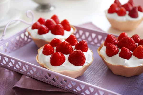 Pasteles sabrosos con fresas — Foto de Stock