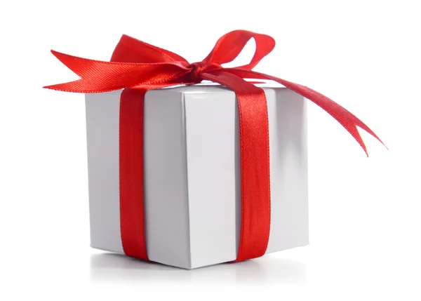 Подарочная коробка с красной лентой — стоковое фото