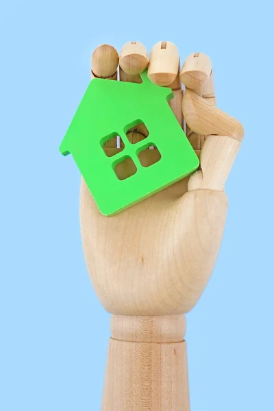 家の模型を持っている木製の手 — ストック写真