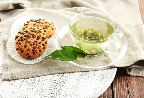 Glass cup of green tea and cookies on wooden table — Stock Photo, Image