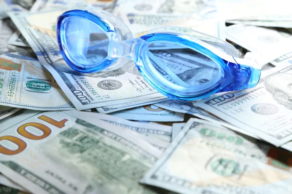 Swimming goggles on money — Stock Photo, Image