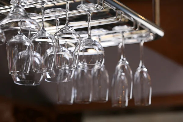 Vin glas hängande i hållare — Stockfoto