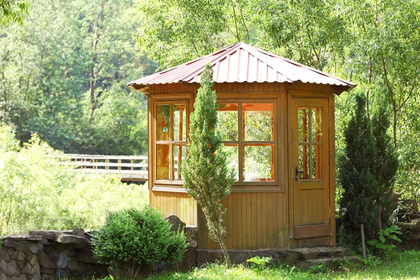 Dřevěná chata v parku — Stock fotografie