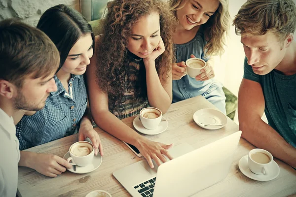 Amigos Felices Con Portátil Bebiendo Café Cafetería — Foto de Stock