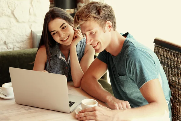 Pareja Feliz Usando Ordenador Portátil Cafetería —  Fotos de Stock