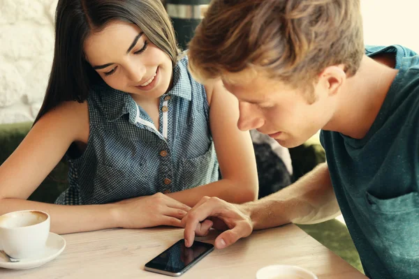 Pareja Feliz Usando Teléfono Inteligente Cafetería — Foto de Stock