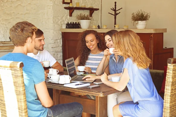 Amigos Felices Tomando Café Cafetería — Foto de Stock