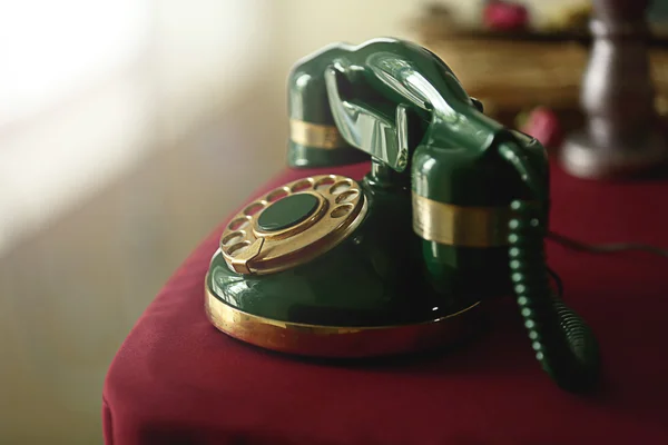 Vintage telefon på rött bord — Stockfoto