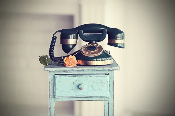 Telefone vintage na mesa de cabeceira azul rústica — Fotografia de Stock