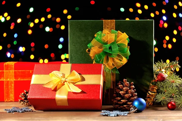 Renkli ışıklar arka plan üzerinde Noel hediyeleri — Stok fotoğraf