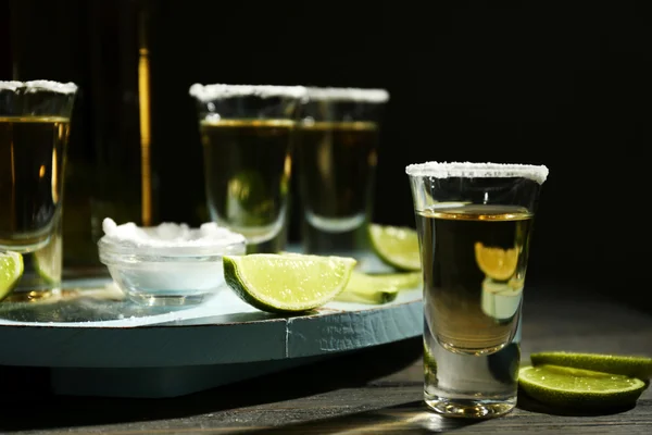 Kireç ile altın tequila — Stok fotoğraf