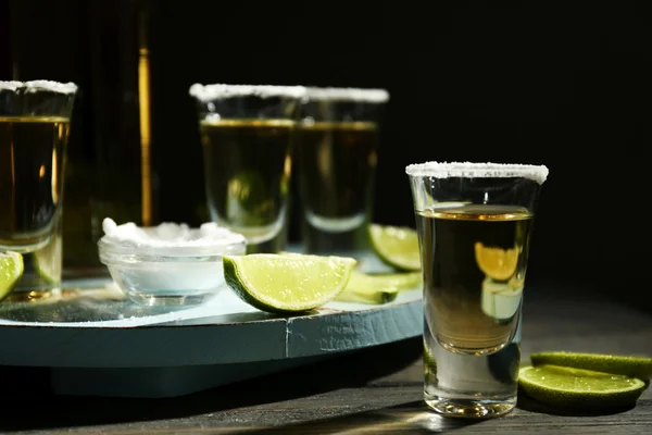 Tequila de ouro com limão — Fotografia de Stock