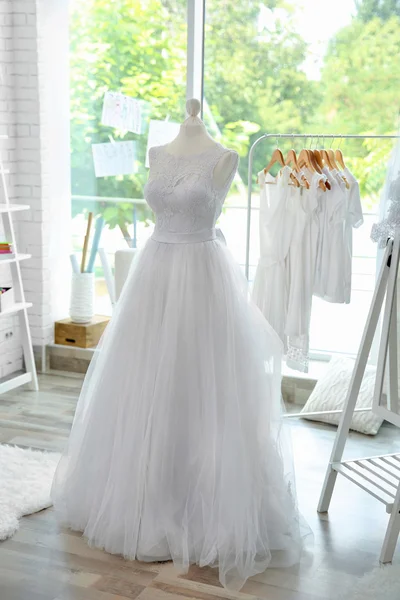 Свадебное платье на манекене — стоковое фото