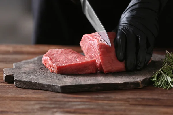 Slager snijden varkensvlees — Stockfoto