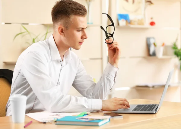 Jovem Empresário Trabalhando Laptop Escritório — Fotografia de Stock