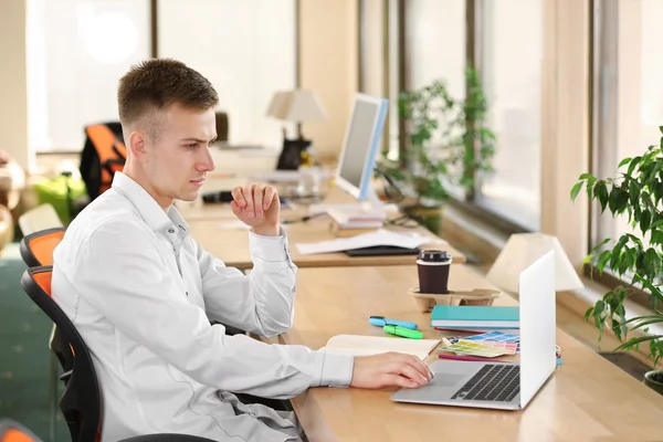Молодой Человек Работает Ноутбуке Офисе — стоковое фото