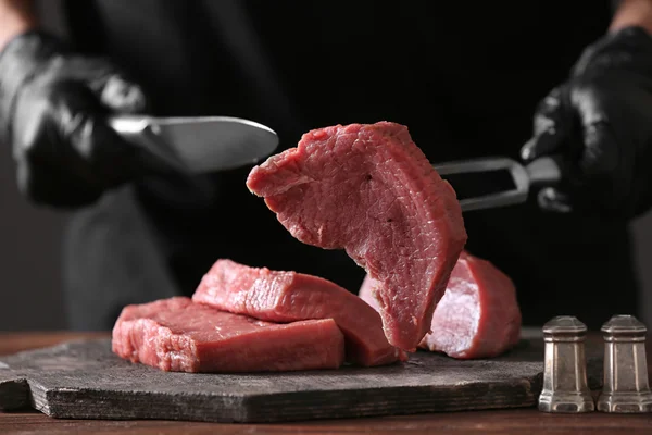 Macellaio taglio carne di maiale — Foto Stock