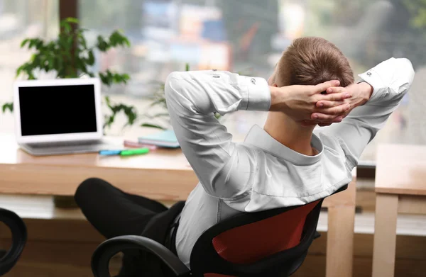 Achteraanzicht Van Jonge Man Zitten Kantoor — Stockfoto