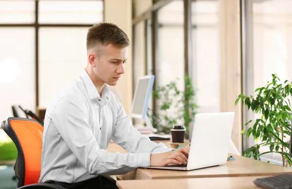 Młody Człowiek Pracuje Laptopie Biurze — Zdjęcie stockowe