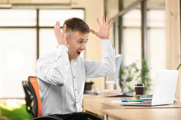 Emotionele Man Zit Aan Tafel Met Laptop Office — Stockfoto