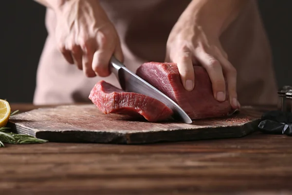 Slager snijden varkensvlees — Stockfoto