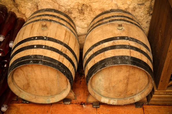 Barils en bois pour le vin dans la cave — Photo