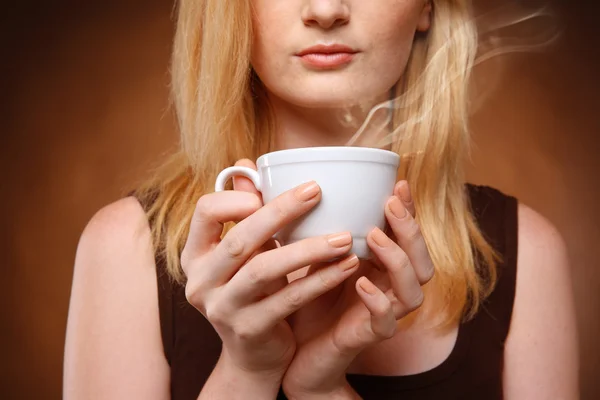 Bella ragazza con tazza — Foto Stock