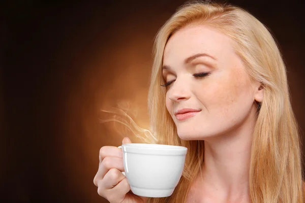 Bella ragazza con tazza — Foto Stock