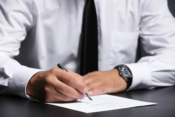 Man ondertekening laatste wil en testament, close-up — Stockfoto