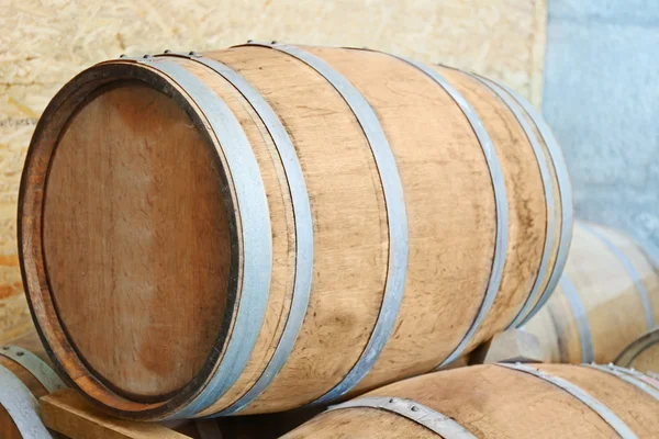 Barils en bois pour le vin dans la cave — Photo