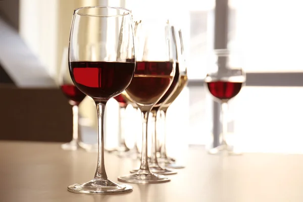 Glass med rødvin og hvitvin – stockfoto