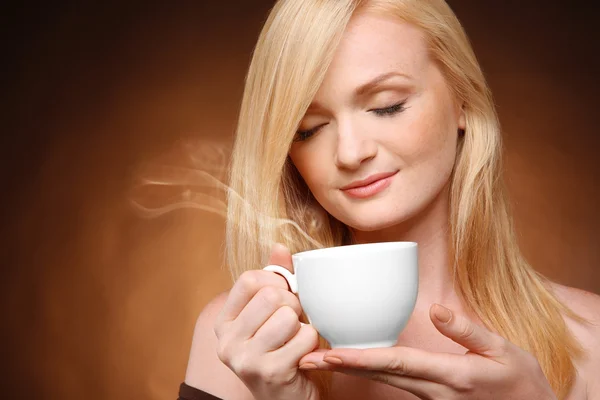 Belle Fille Avec Une Tasse Café Sur Fond Sombre — Photo