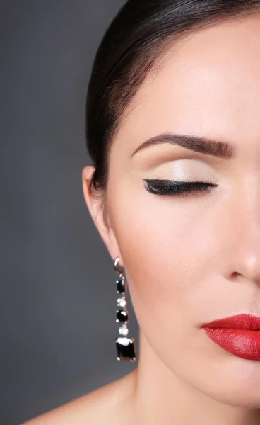 Retrato Mujer Atractiva Con Labios Rojos Sobre Fondo Gris —  Fotos de Stock