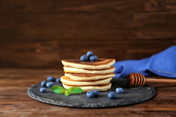 Leckere Pfannkuchen mit Blaubeeren und Minze auf dem Tisch — Stockfoto