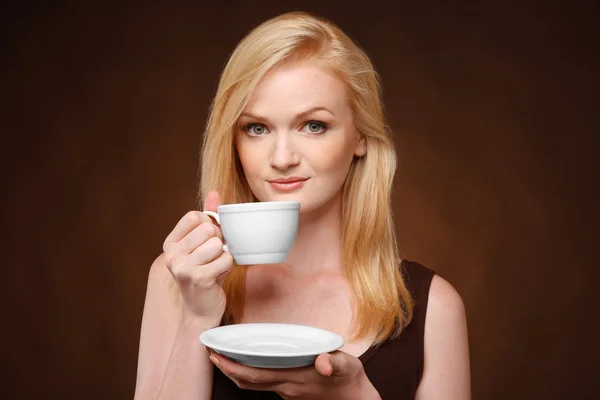 Hermosa chica con taza — Foto de Stock