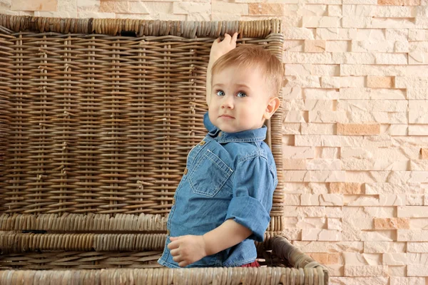 时尚男孩牛仔衬衫在柳条篮子在石墙背景 时尚概念 — 图库照片