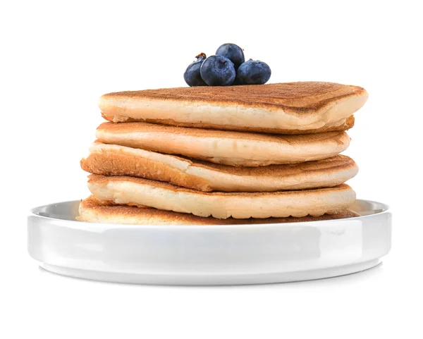 Deliciosos panqueques con arándanos en plato, aislados en blanco — Foto de Stock