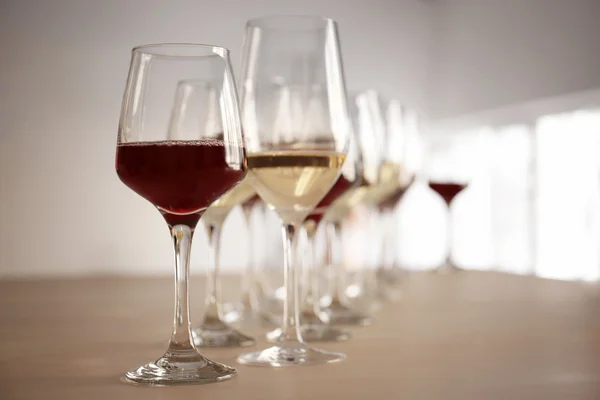 红白葡萄酒酒杯 — 图库照片
