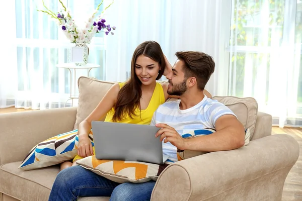 Hermosa pareja joven —  Fotos de Stock