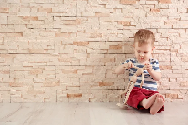 Elegante Bambino Shirt Righe Con Giocattolo Seduto Sfondo Muro Pietra — Foto Stock